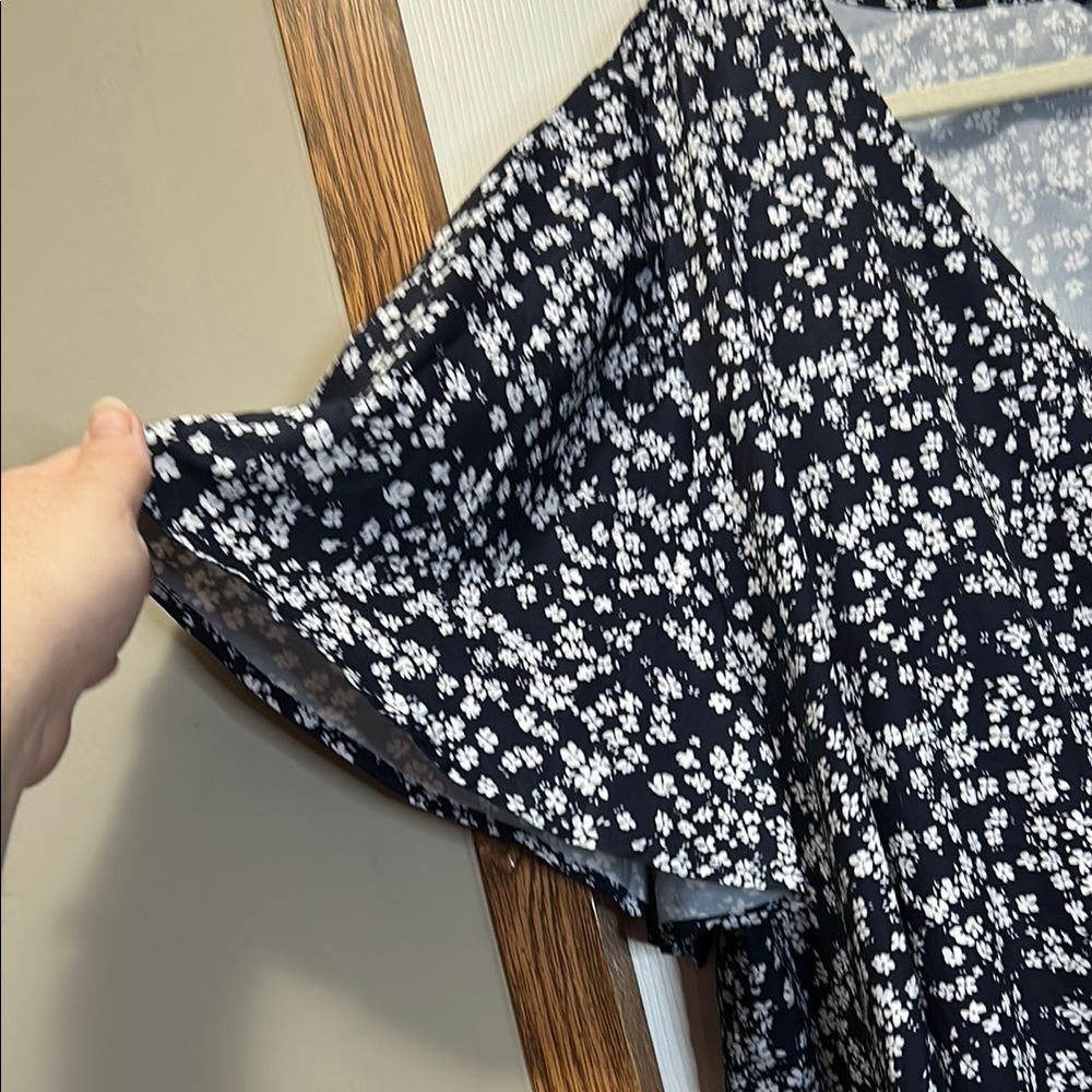 BloomChic Navy and White Floral Blouse - Picture 3 of 6